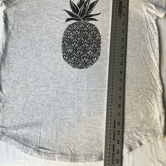 Old Navy Women’s Short Sleeve T-shirt Size M, Solid Gray, Pineapple - Picture 4 of 8